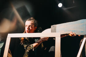 Bild: Krieg oder Frieden - Eine Stückentwicklung von & mit Magdalena Scharler und Jenny Helene Wübbe