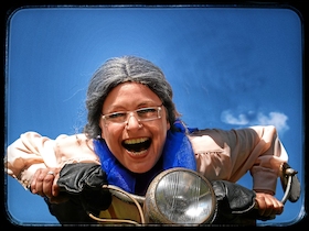 Bild: Ellen Schaller - Oma fährt im Hühnerstall Motorrad