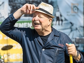 Bild: Samstags.LACHEN im Hof des Peterkeller