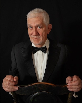 Bild: Der Ansager einer Stripteasenummer gibt nicht auf