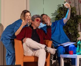 Bild: Gag & Breakfast - mit Maria, die Krippe brennt