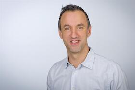 Bild: Matthias Jung - IN WÜRDE ELTERN – Gemeinsam gelacht ist besser als alleine verzweifelt