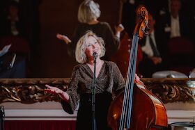 Bild: NICKI PARROTT AND HER SWINGFLUENCERS - SINGIN’ AND SWINGIN‘