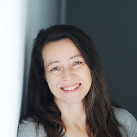 Bild: Lesung beim Bootshaus mit Kirsten Harder "Mit Schirm, Schaf & Patrone - Henning, Sissi und die gelben Entchen"