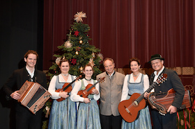 Bild: Heilige Nacht von Ludwig Thoma - Pfarrer Rainer Maria Schießler & Elisabetht Rehm mit Familie & Rupert Biegel