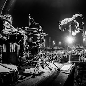 Bild: BAD NERVES - Sommer im Garten