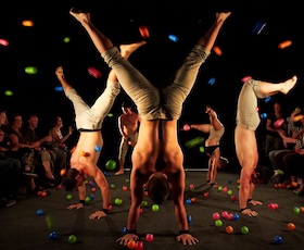 Bild: A Simple Space - Zirkus & Körpertheater