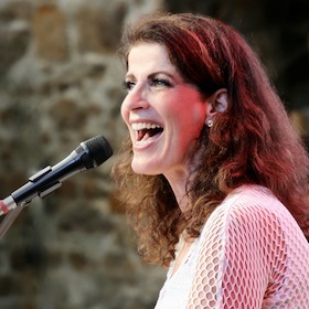 Bild: Frau Höpker bittet zum Gesang - Das Mitsingkonzert!