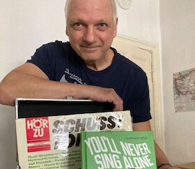 Bild: 11. Storkower Herbstpoesie - Frühshoppen mit Lesung & Musik: „You’ll never sing alone. Wie Musik in den Fußball kam“