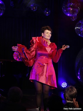 Bild: Gayle Tufts mit "Don´t Stop the Music!"