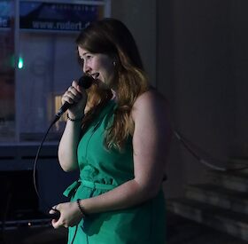 Bild: ROSENAU Poetry Slam - als Conférencière und Moderatorin Marina Sigl