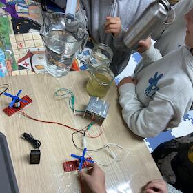 Bild: Stars for Kids: Experimente rund um Elektrizität - Was haben Obst, Zitterrochen und Handys mit Elektrizität zu tun?