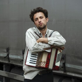 Bild: Jakob Gühring: L´homme et la musique – Ein schauspielerischer Chansonabend