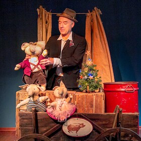 Bild: Figurentheater in der CD-Kaserne: Die drei kleinen Schweinchen und der Wolf Weihnachtsfassung - Gespielt vom Hermannshoftheater