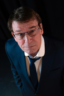 Bild: Jan-Peter Petersen - "Streng gemein" - Ein Abend voller bissiger Beobachtungen, kluger Pointen und viel Humor, der zeigt, wie nah Komik und Realität beieinander liegen