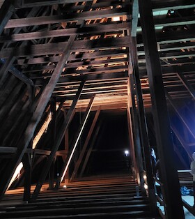 Bild: Schau der Kirche unters Dach - Der historische Dachstuhl von St. Georg