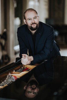Bild: Johann Blanchard mit musiziert bewegende Geschichten aus französischer Romantik
