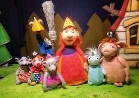 Bild: Die kleine Hexe und das himmelblaue Einhorn - Seifenblasen Figurentheater