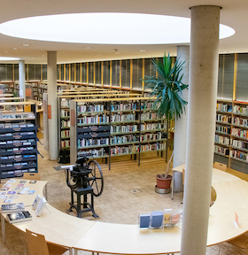 Bild: Hinter den Kulissen der Stadtbibliothek - Informationseinrichtung und Begegnungsraum