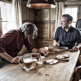 Bild: Zwei Gulasch und zwei Seidl Bier