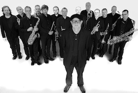 Bild: Sommerkonzert mit der BigBand17 - Ein Sommerabend im Innenhof