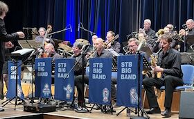 Bild: STB BIG BAND trifft... Roland Baisch und Mailo - Großer Big-Band-Sound trifft auf Las-Vegas-Glamour und schwäbischen Wortwitz!
