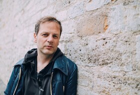 Bild: UND DER WAL SPUCKT MICH AUS – Musikalische Lesung mit Jan Simowitsch
