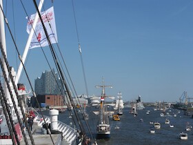 Bild: Einlaufparade zum 838. Hafengeburtstag Hamburg