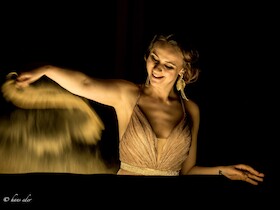 Bild: Queen of Sand: Irina Titova - Orgel & Sandmalerei