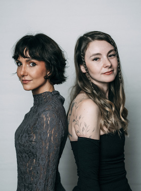 Bild: Laura Regenauer und Sarah Fischer live bei uns mit "Jede kann die Nächste sein"
