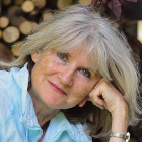 Bild: Karin Baron liest aus ihrem Buch „Villa Flora – das Geheimnis vom Elbhang“