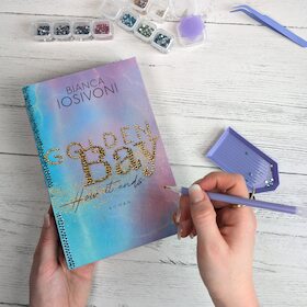 Bild: Bedazzle your Book – mach dein Lieblingsbuch zum Glanzstück!