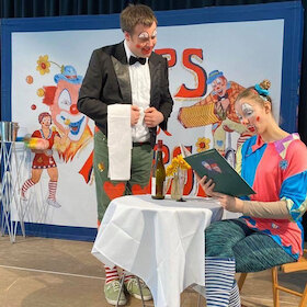 Bild: Clowns Hops und Hopsi - Hops, der Oberkellner