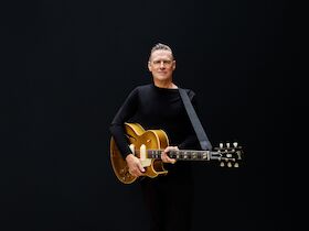 Bild: BRYAN ADAMS - Roll with the Punches Tour