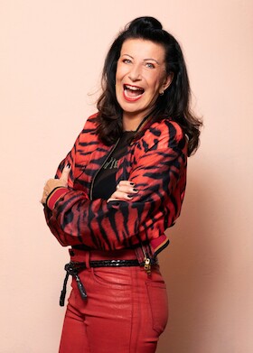 Bild: B - DAY EXPLOSION“ THE GODMOTHER OF COMEDY -