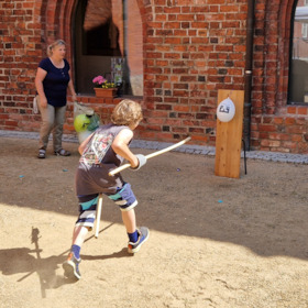 Bild: Reiterspiele im Klosterhof