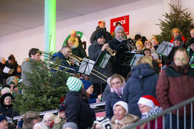 Bild: Anpfiff zum Advent – Adventssingen unterm Stadionhimmel
