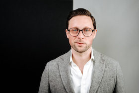 Bild: Exellence Webinar - Bildgeneratoren: KI-Kunst, Trainingsdaten und das Urheberrecht - Sebastian Deubelli - Bildgeneratoren: KI-Kunst, Trainingsdaten und das Urheberrecht