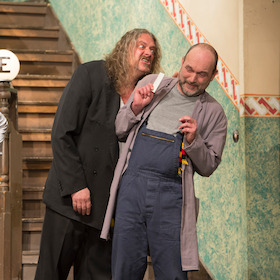 Bild: Flurwoche - Zoff im Treppenhaus