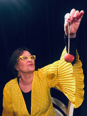 Bild: Die Clownin erwacht - Die Schöne und das Biest