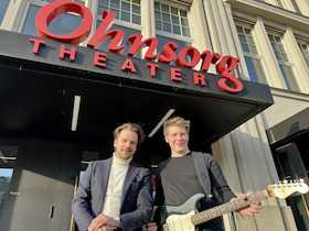 Bild: Das Hamburger RUDELSINGEN im Ohnsorg-Theater