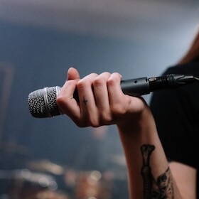 Bild: Poetry Slam - mit Marvin Suckut