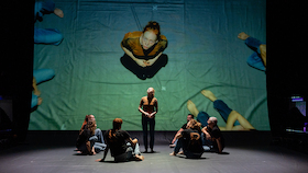 Bild: Das Huhn lügt - Mobbing – ein Spiel? Multimediales Musiktheater von Tamara Bach über Schulhofspiele und Ausgrenzung