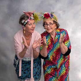 Bild: Die Ähn un das Anner - Alice Hoffmann & Bettina Koch - "In Würde alb(t)ern"