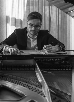 Bild: Rote Rosen - Erinnerungen an Gerd Natschinski - Lukas Natschinski spielt und singt Gerd Natschinski