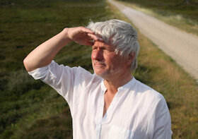 Bild: Jürgen Becker - "Die Ursache liegt in der Zukunft."