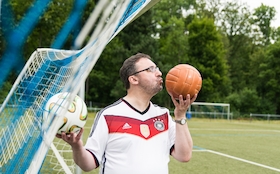 Bild: Uwe Spinder - Da lacht der Fußball!