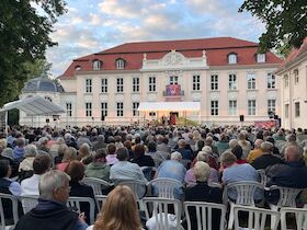 Bild: "Theater, Theater, der Vorhang geht auf" - Eröffnungsgala