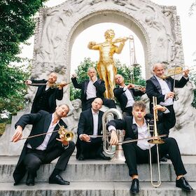 Bild: MNOZIL BRASS - STRAU$$