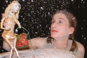 Drei Erdbeeren im Schnee